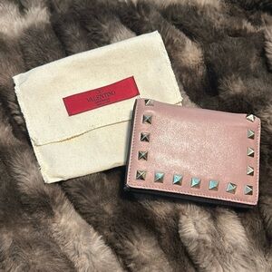 Previously loved 💗 Valentino garavani small rock stud wallet 💗